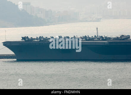 Die USS John C. Stennis, 14. März 2016: US-Atom-Supercarrier, die USS John C. Stennis in einem südkoreanischen Marine Hafen in Busan, etwa 450 km südöstlich von Seoul, Südkorea angesehen wird. Die USS John C. Stennis (CVN-74) kam in Südkorea am 13. März 2016 zur Teilnahme an den Key Resolve militärischen Übungen zwischen Südkorea und den Vereinigten Staaten, die vom 7. bis 18. März stattfindet. Die USS John C. Stennis ist siebte Nimitz-Klasse der US Navy Supercarrier, beladen mit Marine und Marine Flugzeuge einschließlich der F/A-18 Hornet, EA-6 b Prowler bekämpfen, Jets und die E - 2C Hawkeye Frühwarn-aircra Stockfoto