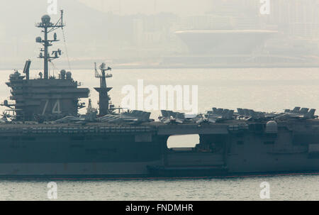 Die USS John C. Stennis, 14. März 2016: US-Atom-Supercarrier, die USS John C. Stennis in einem südkoreanischen Marine Hafen in Busan, etwa 450 km südöstlich von Seoul, Südkorea angesehen wird. Die USS John C. Stennis (CVN-74) kam in Südkorea am 13. März 2016 zur Teilnahme an den Key Resolve militärischen Übungen zwischen Südkorea und den Vereinigten Staaten, die vom 7. bis 18. März stattfindet. Die USS John C. Stennis ist siebte Nimitz-Klasse der US Navy Supercarrier, beladen mit Marine und Marine Flugzeuge einschließlich der F/A-18 Hornet, EA-6 b Prowler bekämpfen, Jets und die E - 2C Hawkeye Frühwarn-aircra Stockfoto