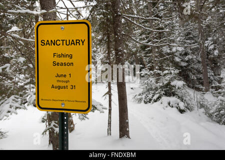 Kadunce River Valley im Winter mit einem Minnesota Department of Natural Resources-Schild Stockfoto