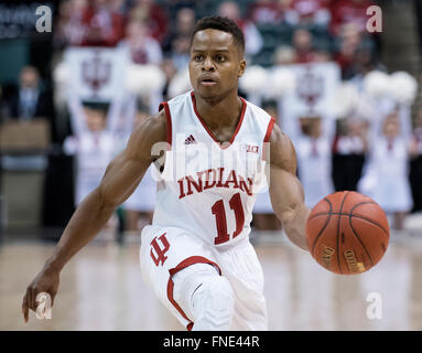 Indianapolis, USA Zoll. 11. März 2016. Indiana Hoosiers Yogi Ferrell #11 zu bewachen, während das Viertelfinale der Big Ten Conference-Herren-Basketball-Turnier zwischen Indiana und Michigan in des Bankers Leben Fieldhouse in Indianapolis, IN. Michigan 72, Indiana 69.die Mark Davis/Cal Sport Media/Alamy Live-Nachrichten Stockfoto