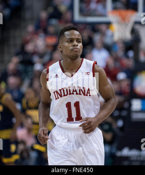 Indianapolis, USA Zoll. 11. März 2016. Indiana Hoosiers Yogi Ferrell #11 zu bewachen, während das Viertelfinale der Big Ten Conference-Herren-Basketball-Turnier zwischen Indiana und Michigan in des Bankers Leben Fieldhouse in Indianapolis, IN. Michigan 72, Indiana 69.die Mark Davis/Cal Sport Media/Alamy Live-Nachrichten Stockfoto