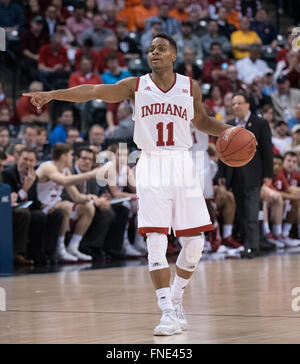 Indianapolis, USA Zoll. 11. März 2016. Indiana Hoosiers Yogi Ferrell #11 zu bewachen, während das Viertelfinale der Big Ten Conference-Herren-Basketball-Turnier zwischen Indiana und Michigan in des Bankers Leben Fieldhouse in Indianapolis, IN. Michigan 72, Indiana 69.die Mark Davis/Cal Sport Media/Alamy Live-Nachrichten Stockfoto