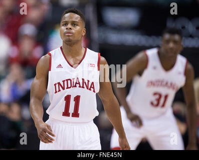 Indianapolis, USA Zoll. 11. März 2016. Indiana Hoosiers Yogi Ferrell #11 zu bewachen, während das Viertelfinale der Big Ten Conference-Herren-Basketball-Turnier zwischen Indiana und Michigan in des Bankers Leben Fieldhouse in Indianapolis, IN. Michigan 72, Indiana 69.die Mark Davis/Cal Sport Media/Alamy Live-Nachrichten Stockfoto