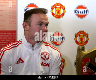 (160315)--MANCHESTER, März. 15, 2016 (Xinhua)--Wayne Rooney erhält Interview während einer Pressekonferenz in Manchester ungebundene Club Trainingsgelände in Manchester, England am 14. März 2016. Seite der englischen Premier League Manchester United hier am Montag angekündigt, eine dreijährige globale Partnerschaft mit Gulf Oil International. Gulf Oil International wurde Manchester United erste offizielle weltweite Schmierstoff Öl und Kraftstoff-Handelspartner. (Xinhua/Han Yan) Stockfoto