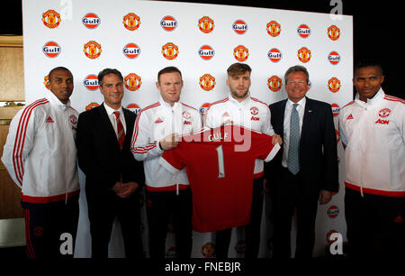 (160315)--MANCHESTER, März. 15, 2016 (Xinhua)--Manchester United Commercial Director Jamie Reigle (2. L), Gulf Oil International ist Vize-Präsident Frank Rutten (2. R), Manchester United Spieler Wayne Rooney (3. L), Ashley Young (1. L), Luke Shaw (3. R) Pose für Gruppe Picutre während einer Pressekonferenz in Manchester ungebundene Club Trainingsgelände in Manchester, England am 14. März 2016. Seite der englischen Premier League Manchester United hier am Montag angekündigt, eine dreijährige globale Partnerschaft mit Gulf Oil International. Gulf Oil International wurde Manchester United erste offizielle Glob Stockfoto