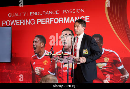 (160315)--MANCHESTER, März. 15, 2016 (Xinhua)--Manchester United Commercial Director Jamie Reigle befasst sich mit eine Pressekonferenz in Manchester ungebundene Club Trainingsgelände in Manchester, England am 14. März 2016. Seite der englischen Premier League Manchester United hier am Montag angekündigt, eine dreijährige globale Partnerschaft mit Gulf Oil International. Gulf Oil International wurde Manchester United erste offizielle weltweite Schmierstoff Öl und Kraftstoff-Handelspartner. (Xinhua/Han Yan) Stockfoto