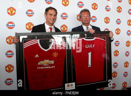 (160315)--MANCHESTER, März. 15, 2016 (Xinhua)--Manchester United Commercial Director Jamie Reigle (L) und Gulf Oil International Vice President Frank Rutten Geschenke auszutauschen während Außenp Konferenz in Manchester ungebundene Club Trainingsgelände in Manchester, England am 14. März 2016. Seite der englischen Premier League Manchester United hier am Montag angekündigt, eine dreijährige globale Partnerschaft mit Gulf Oil International. Gulf Oil International wurde Manchester United erste offizielle weltweite Schmierstoff Öl und Kraftstoff-Handelspartner. (Xinhua/Han Yan) Stockfoto