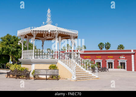 Das Kiosko oder Pavillon in San Jose del Cabo Hauptplatz in der Altstadt, mit Bänken neben und hinter bunten roten Restaurant. Stockfoto