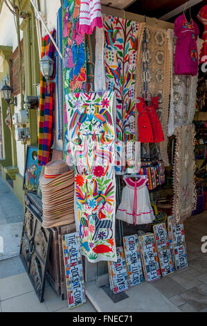 Farbenfrohe mexikanische Textilien, Hüte + Nummernschild schneiden USV außerhalb Souvenirladen in Old Town San Jose del Cabo, Los Cabos, Mexiko. Stockfoto