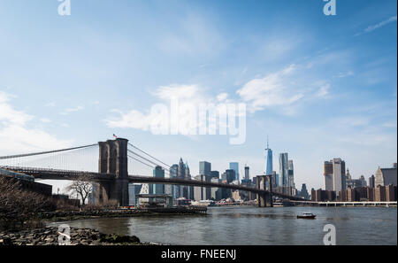 Blick vom DUMBO, Brooklyn über den East River in Richtung der Brooklyn Bridge und die Skyline von downtown Manhattan. Stockfoto