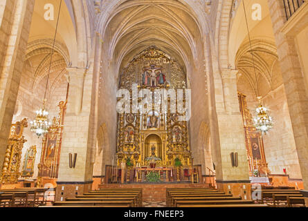 CORDOBA, Spanien - 26. Mai 2015: Das Schiff der Kirche Iglesia de San Nicolas De La Villa. Stockfoto