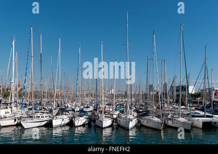 Barcelona, Spanien - 13. Oktober 2011: Luxus-Yachten in der Marina Port Vell Barcelona, Spain. Stockfoto