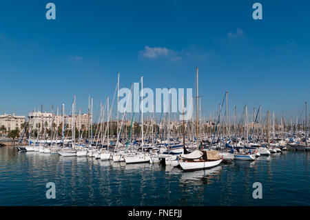 Barcelona, Spanien - 13. Oktober 2011: Luxus-Yachten in der Marina Port Vell Barcelona, Spain. Stockfoto