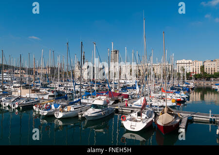 Barcelona, Spanien - 13. Oktober 2011: Luxus-Yachten in der Marina Port Vell Barcelona, Spain. Stockfoto