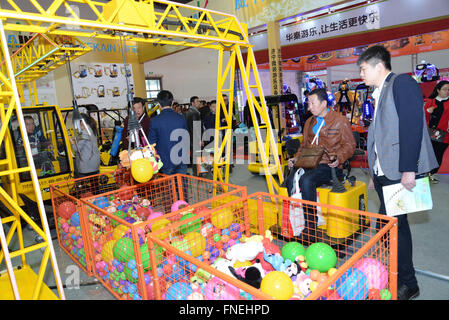 Peking, China. 14. März 2016. 14. März 2016: (Nur zur redaktionellen Verwendung. CHINA aus) 2016 International Amusement Einrichtungen Ausstellung beginnt am 14. März. Viele Besucher kommen, es zu erleben. © SIPA Asien/ZUMA Draht/Alamy Live-Nachrichten Stockfoto