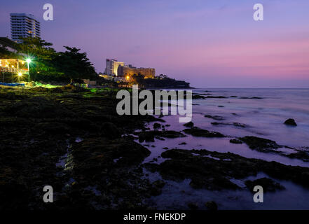 Einmal pro Jahr Algen auf Felsen in Pattaya Thailand Stockfoto