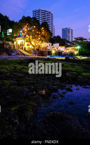 Einmal pro Jahr Algen auf Felsen in Pattaya Thailand Stockfoto