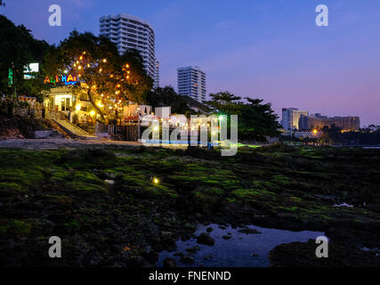 Einmal pro Jahr Algen auf Felsen in Pattaya Thailand Stockfoto