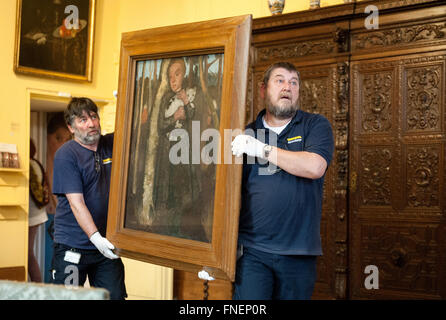 Bremen, Deutschland. 14. März 2016. Spezialisten für Kunst Elektromobilen Verpackung im Gemälde von Paula Modersohn-Becker Museum Boettcherstrasse in Bremen, Deutschland, 14. März 2016. 12 Modersohn Werke sind verpackt in weißen klimatischen Boxen für den Transport nach Paris, Frankreich. Das Museum Boettcherstrasse verleiht die wertvollen Gemälden eine Retrospektive von Paula Modersohn-Becker (7. April, 21. August 2016) in der französischen Hauptstadt. Foto: INGO WAGNER/Dpa/Alamy Live News Stockfoto