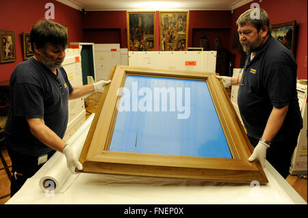 Bremen, Deutschland. 14. März 2016. Spezialisten für Kunst Elektromobilen Verpackung im Gemälde von Paula Modersohn-Becker Museum Boettcherstrasse in Bremen, Deutschland, 14. März 2016. Spezialklebeband wird verwendet, um das Glas vor dem brechen zu verhindern. 12 Modersohn Werke sind verpackt in weißen klimatischen Boxen für den Transport nach Paris, Frankreich. Das Museum Boettcherstrasse verleiht die wertvollen Gemälden eine Retrospektive von Paula Modersohn-Becker (7. April, 21. August 2016) in der französischen Hauptstadt. Foto: INGO WAGNER/Dpa/Alamy Live News Stockfoto
