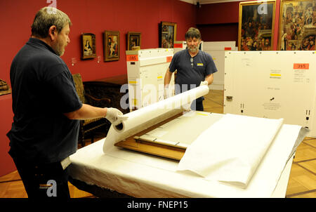 Bremen, Deutschland. 14. März 2016. Spezialisten für Kunst Elektromobilen Verpackung im Gemälde von Paula Modersohn-Becker Museum Boettcherstrasse in Bremen, Deutschland, 14. März 2016. 12 Modersohn Werke sind verpackt in weißen klimatischen Boxen für den Transport nach Paris, Frankreich. Das Museum Boettcherstrasse verleiht die wertvollen Gemälden eine Retrospektive von Paula Modersohn-Becker (7. April, 21. August 2016) in der französischen Hauptstadt. Foto: INGO WAGNER/Dpa/Alamy Live News Stockfoto