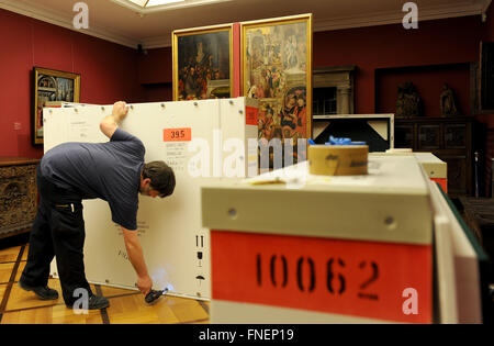 Bremen, Deutschland. 14. März 2016. Spezialisten für Kunst Elektromobilen Verpackung im Gemälde von Paula Modersohn-Becker Museum Boettcherstrasse in Bremen, Deutschland, 14. März 2016. 12 Modersohn Werke sind verpackt in weißen klimatischen Boxen für den Transport nach Paris, Frankreich. Das Museum Boettcherstrasse verleiht die wertvollen Gemälden eine Retrospektive von Paula Modersohn-Becker (7. April, 21. August 2016) in der französischen Hauptstadt. Foto: INGO WAGNER/Dpa/Alamy Live News Stockfoto