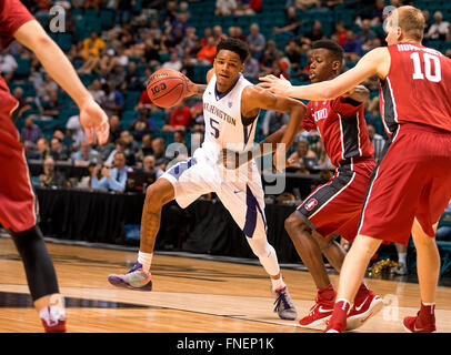 Las Vegas, NV, USA. 9. März 2016. Washington (5) Dejounte Murray Laufwerke in den Warenkorb zu schützen während wird bewacht von Stanford Verteidiger während des Spiels zwischen der Washington Huskies Vs Stanford Cardinal im MGM Grand in Las Vegas, Nevada. Washington besiegte Stanford 91-68. (Obligatorische Credit: Juan Lainez/MarinMedia/Cal Sport Media) © Csm/Alamy Live-Nachrichten Stockfoto