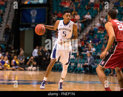 Las Vegas, NV, USA. 9. März 2016. Washington (5) Dejounte Murray Laufwerke in den Warenkorb zu schützen während wird bewacht von Stanford Verteidiger während des Spiels zwischen der Washington Huskies Vs Stanford Cardinal im MGM Grand in Las Vegas, Nevada. Washington besiegte Stanford 91-68. (Obligatorische Credit: Juan Lainez/MarinMedia/Cal Sport Media) © Csm/Alamy Live-Nachrichten Stockfoto