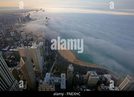 Downtown Chicago Skyline als Nebel kommt aus der Lake Michigan gesehen vom 360 Chicago Observatorium in das John Hancock Center Stockfoto