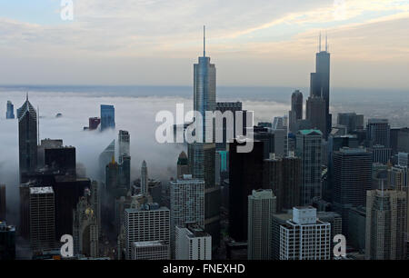 Downtown Chicago Skyline als Nebel kommt aus der Lake Michigan gesehen vom 360 Chicago Observatorium in das John Hancock Center Stockfoto