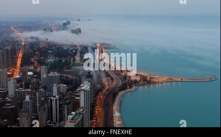 Downtown Chicago Skyline als Nebel kommt aus der Lake Michigan gesehen vom 360 Chicago Observatorium in das John Hancock Center Stockfoto