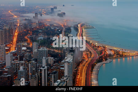 Downtown Chicago Skyline als Nebel kommt aus der Lake Michigan gesehen vom 360 Chicago Observatorium in das John Hancock Center Stockfoto