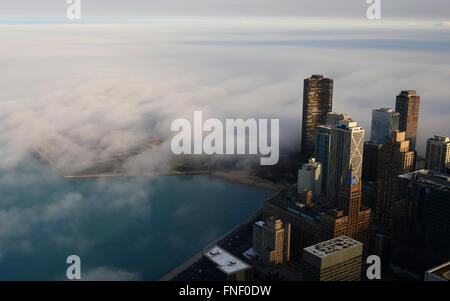 Downtown Chicago Skyline als Nebel kommt aus der Lake Michigan gesehen vom 360 Chicago Observatorium in das John Hancock Center Stockfoto