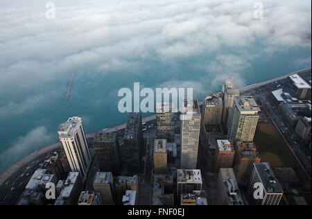 Downtown Chicago Skyline als Nebel kommt aus der Lake Michigan gesehen vom 360 Chicago Observatorium in das John Hancock Center Stockfoto