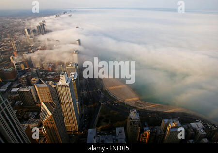 Downtown Chicago Skyline als Nebel kommt aus der Lake Michigan gesehen vom 360 Chicago Observatorium in das John Hancock Center Stockfoto