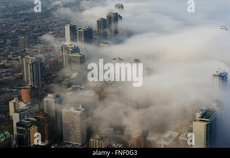 Downtown Chicago Skyline als Nebel kommt aus der Lake Michigan gesehen vom 360 Chicago Observatorium in das John Hancock Center Stockfoto