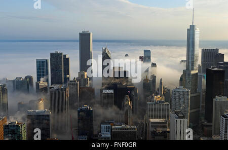 Downtown Chicago Skyline als Nebel kommt aus der Lake Michigan gesehen vom 360 Chicago Observatorium in das John Hancock Center Stockfoto