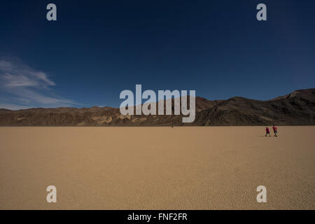 Death Valley, Kalifornien, USA. 12. März 2016. Ein Wanderer auf der "Rennstrecke" Playa im Death Valley. Die Rennstrecke ist ein Playa, ein trockener Testflugzeug, am besten bekannt für seine seltsamen beweglichen Felsen. Obwohl niemand die Felsen bewegen tatsächlich gesehen hat, bezeugen die lange gewundenen Spuren hinterlassen in der Schlamm-Oberfläche des Playa ihrer Tätigkeit. Der Park enthält eine Wüste Vielfalt des Salz-Wohnungen, Sanddünen, Badlands, Täler, Schluchten und Berge. In diesem unten Meeresspiegel Becken Sommer stetigen Dürre und Datensatz Hitze machen Death Valley ein Land der Extreme. Es ist der größte Nationalpark in den unteren 48 s Stockfoto