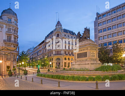 GRANADA, Spanien - 29. Mai 2015: Der Platz Plaza Isabel la Catolica in der Abenddämmerung. Stockfoto