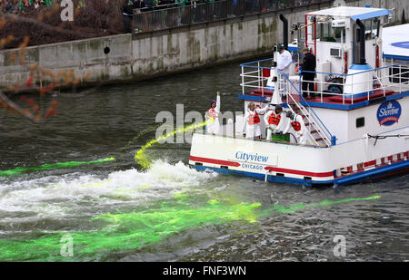 Der Chicago River ist durch Verbandsmitglieder der Klempner zu Ehren von St. Patricks Day grün gefärbt. Stockfoto