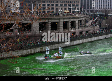 Durch Verbandsmitglieder der Klempner zu Ehren von St. Patricks Day wird den Chicago River grün gefärbt. Stockfoto