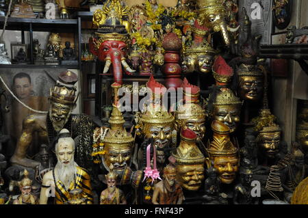 Buddhistischen und hinduistischen Altar, Bangkok, Thailand. Kredit: Kraig Lieb Stockfoto