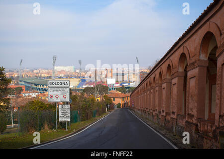 Blick auf das Stadion aus dem Weg zum Heiligtum der Madonna di San Luca und Bologna. Emilia Romagna, Italien. Stockfoto