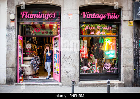 Flamingos Vintage Kilo, Calle del Espiritu Santo 1, in Malasaña Viertel. Madrid, Spanien Stockfoto