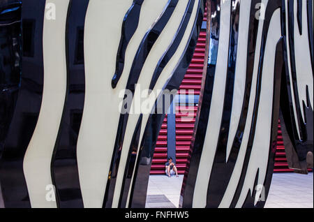 Pinselstrich Skulptur, von Roy Lichtenstein, nationalen Kunstmuseum Reina Sofia, Madrid, Spanien. Stockfoto