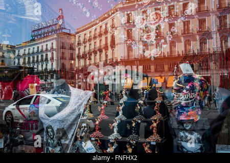 Reflexionen in einem Schaufenster, Puerta del Sol Madrid, Spanien. Stockfoto