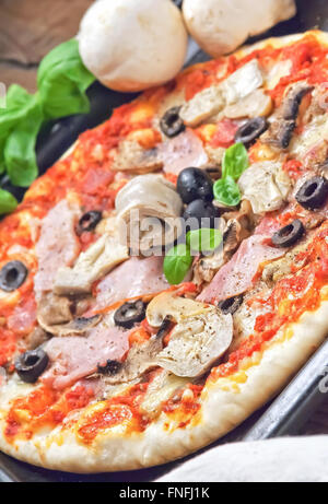 Schinken Sie, schwarze Oliven und Schinken Sie pizza Stockfoto