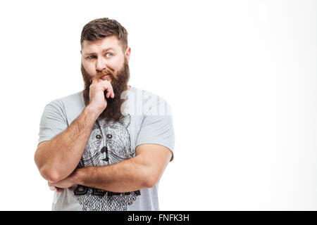 Nachdenklich bärtigen hübscher Mann mit gefalteten Händen und denken über weißem Hintergrund Stockfoto