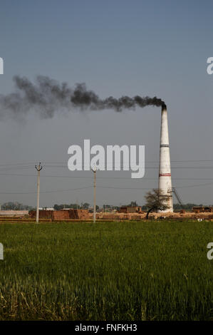 Ein Ziegel-Clan emittierende schwarze Rauch aus einem Kamin im Vorort von New Delhi, Indien Stockfoto