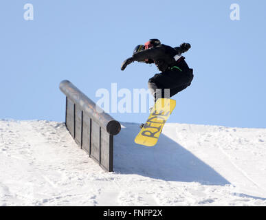 Yabuli, Chinas Provinz Heilongjiang. 15. März 2016. Brandon Davis der Vereinigten Staaten konkurriert, während die Männer Slopestyle Finale bei den Corona Snowboard Weltmeisterschaften in Yabuli Stadt, Nordost-China Provinz Heilongjiang, 15. März 2016. Brandon Davis behauptete den Titel mit 88,65 Punkten. Bildnachweis: Wang Kai/Xinhua/Alamy Live-Nachrichten Stockfoto